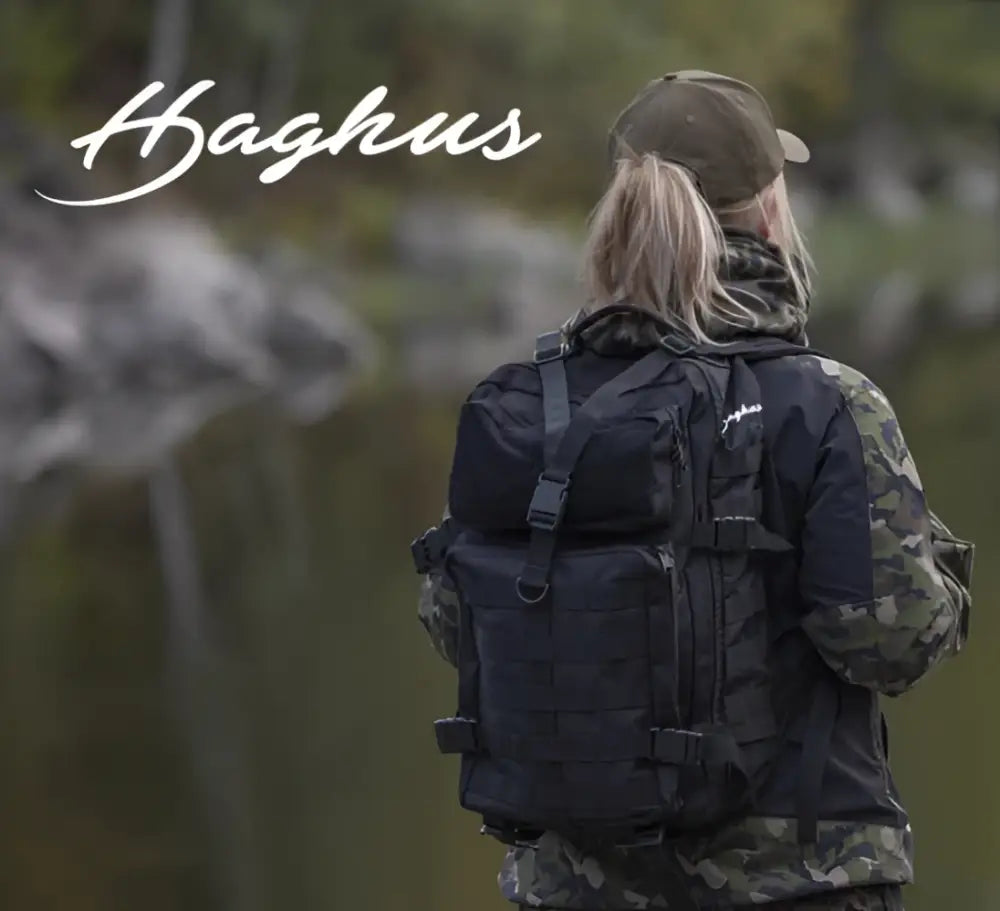 Haghus tactical reppu 35l musta taktinen reppu useilla taskuilla ja säädettävillä olkahihnoilla, valkoinen logo olkahihnassa