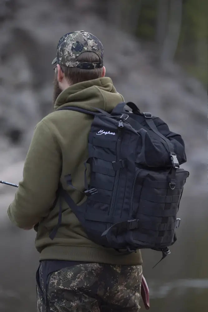 Haghus tactical reppu 35l musta taktinen reppu useilla lokeroilla ja valkoisella kirjailulla takapaneelissa