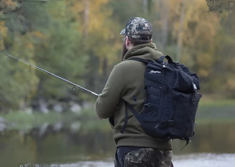 Black tactical Haghus reppu 35l, jossa useita lokeroita ja hillitty logo olkahihnassa näkymä takaa