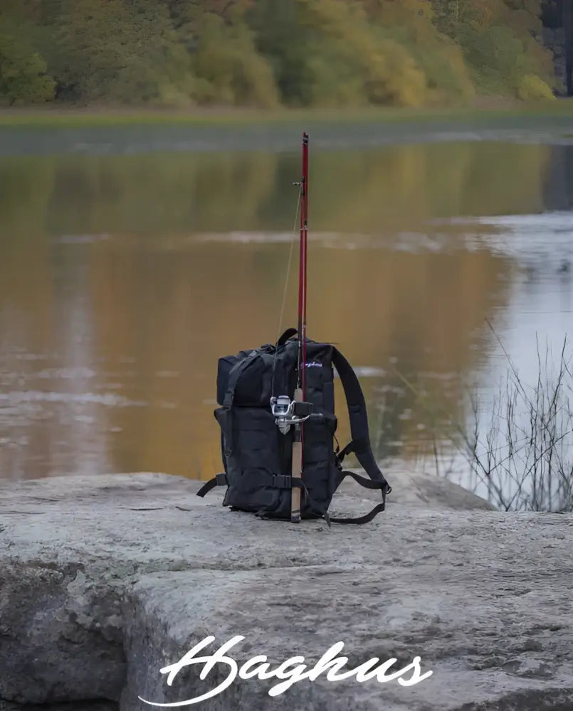 Haghus tactical reppu 35l musta taktinen kalastusreppu jossa punainen vapa sivutaskussa