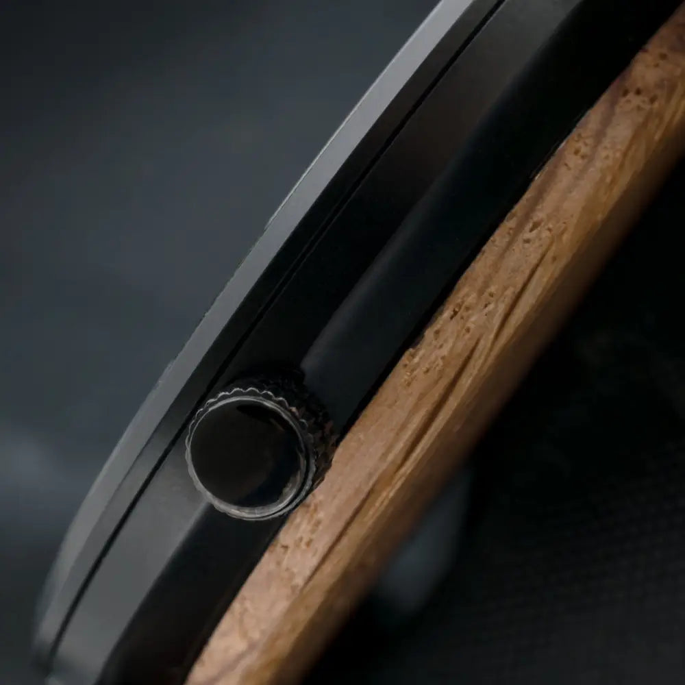 Havu Watches kallio musta kellonkuori teksturoidulla kruunulla ja puupintaisella yksityiskohdalla 40mm puinen rannekello