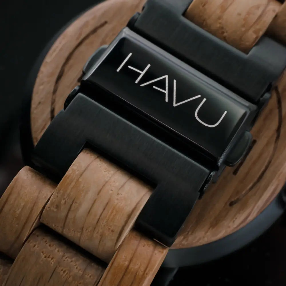 Black ceramic clasp with havu engraving on the cork and wood band of havu watches kallio 40mm puinen rannekello