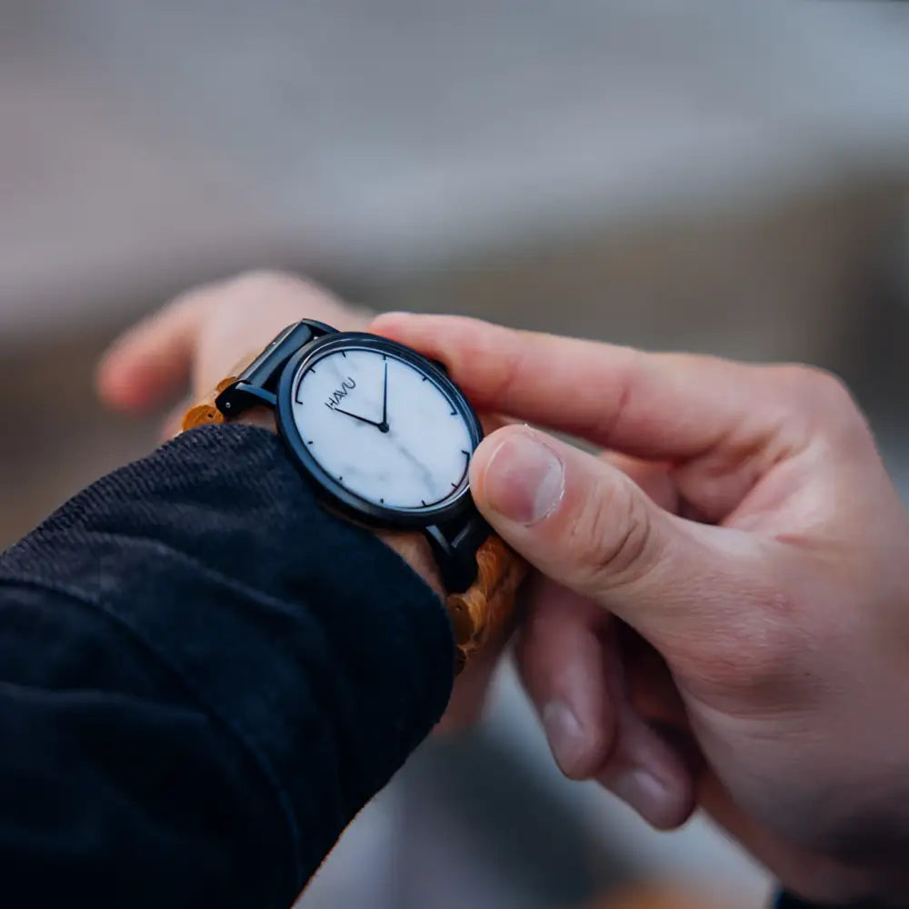 Black hamo kello valkoisella kellotaululla ja puisella rannekkeella havu watches kallio 40mm
