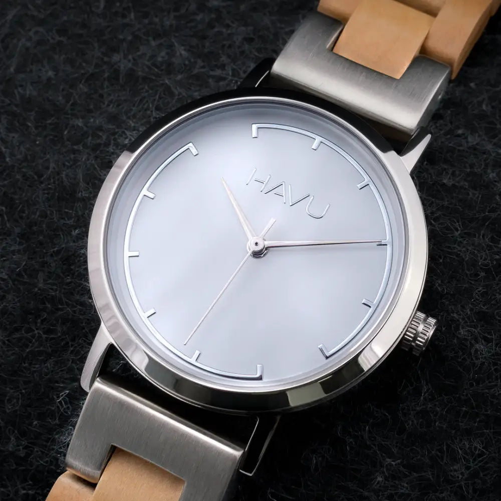 Silverinen havu kello minimalistisella taululla ja vaaleanruskealla puisella rannekkeella kielo 32mm