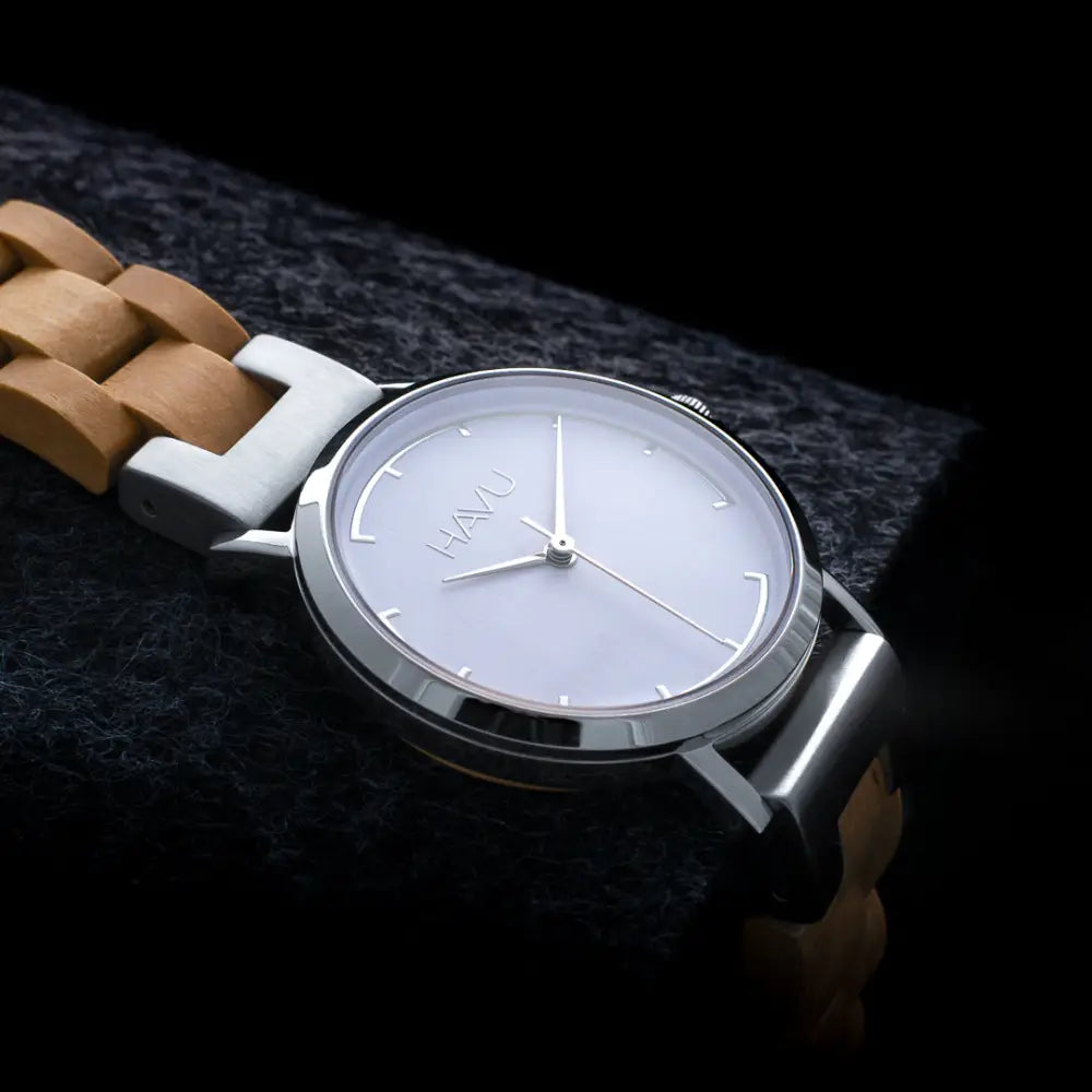 Minimalistinen havu watches kielo 32mm puinen rannekello valkoisella kellotaululla ja vaaleanruskeilla puisilla linkeillä