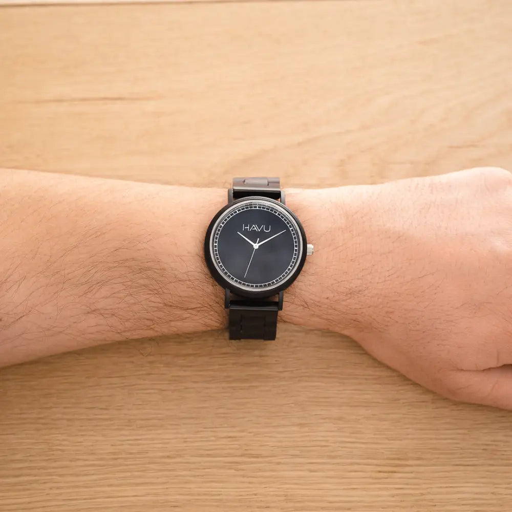Mustan havu kellon minimalistinen muotoilu ja tyylikäs metalliranneke ranteessa havu watches virta 38mm puinen rannekello