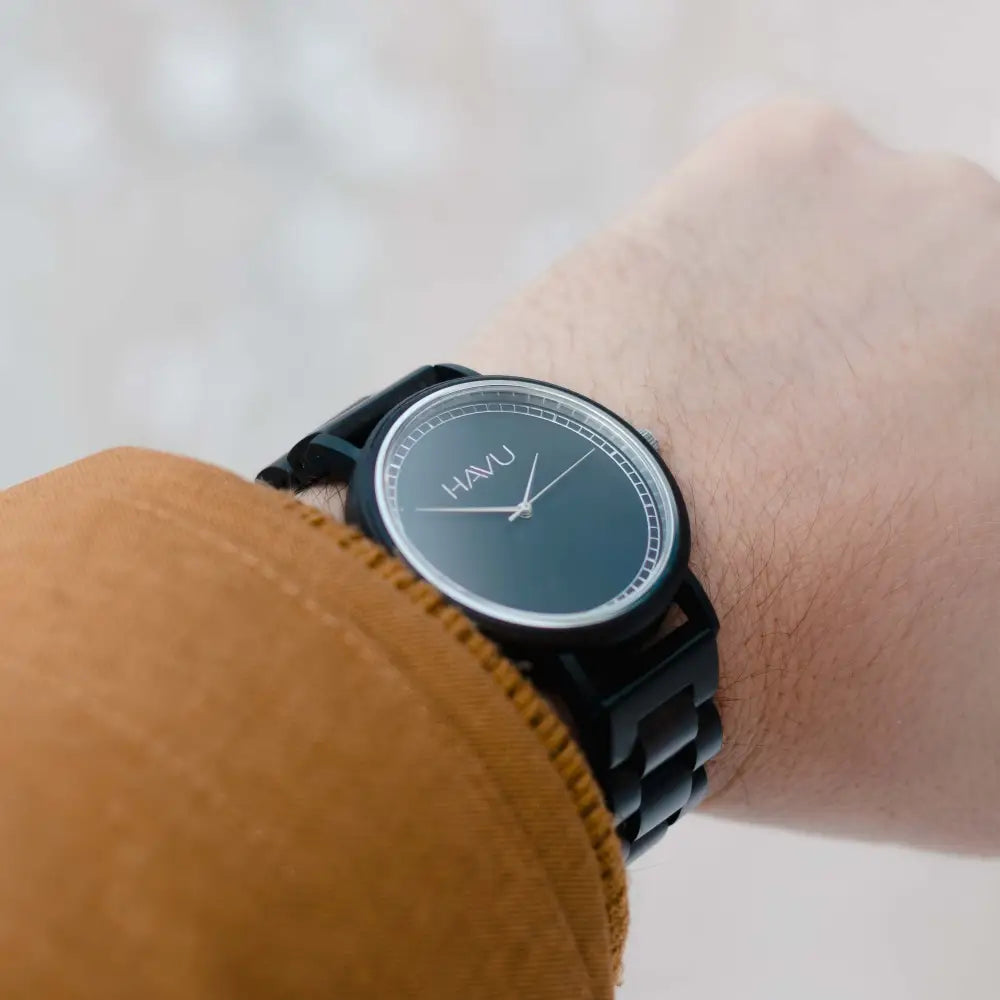 Havu Watches Virta 38mm musta puinen rannekello tummanharmaalla minimalistisella kellotaululla