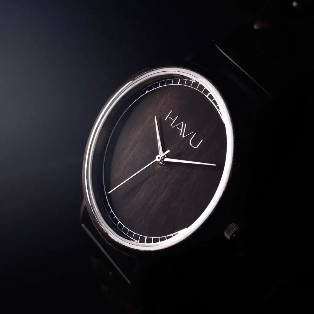 Havu Watches Virta 42mm puinen rannekello tummalla puukuvioidulla kellotaululla ja hopeanvärisellä metallitettarella