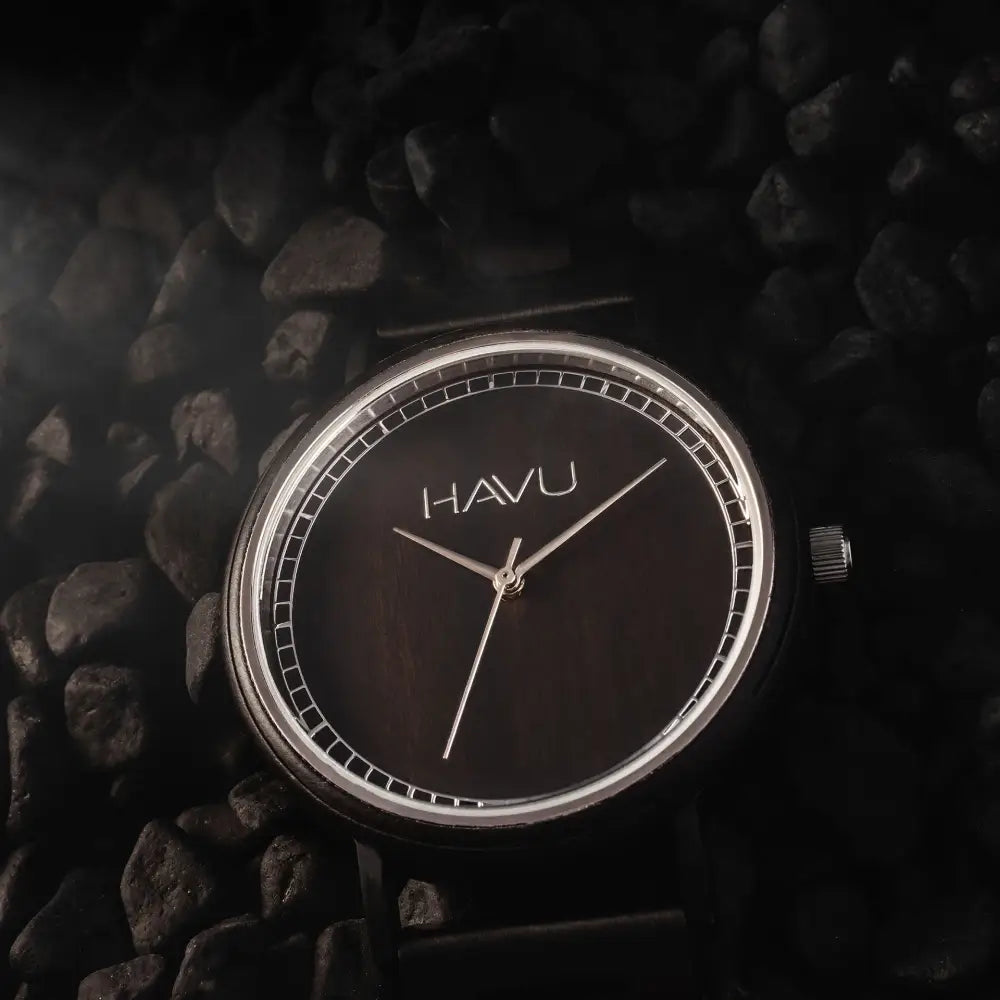 Havu watches Virta 42mm puinen rannekello tummanruskealla kellotaululla ja hopeanhohtoisella rungolla