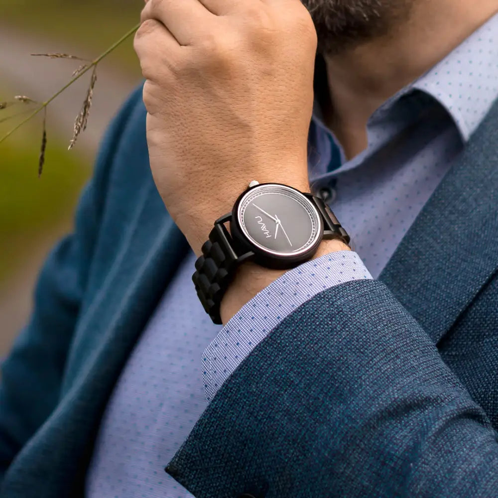 Havu watches virta 42mm puinen rannekello mustalla punotulla hihnalla ja minimalistisilla hopeisilla osoittimilla