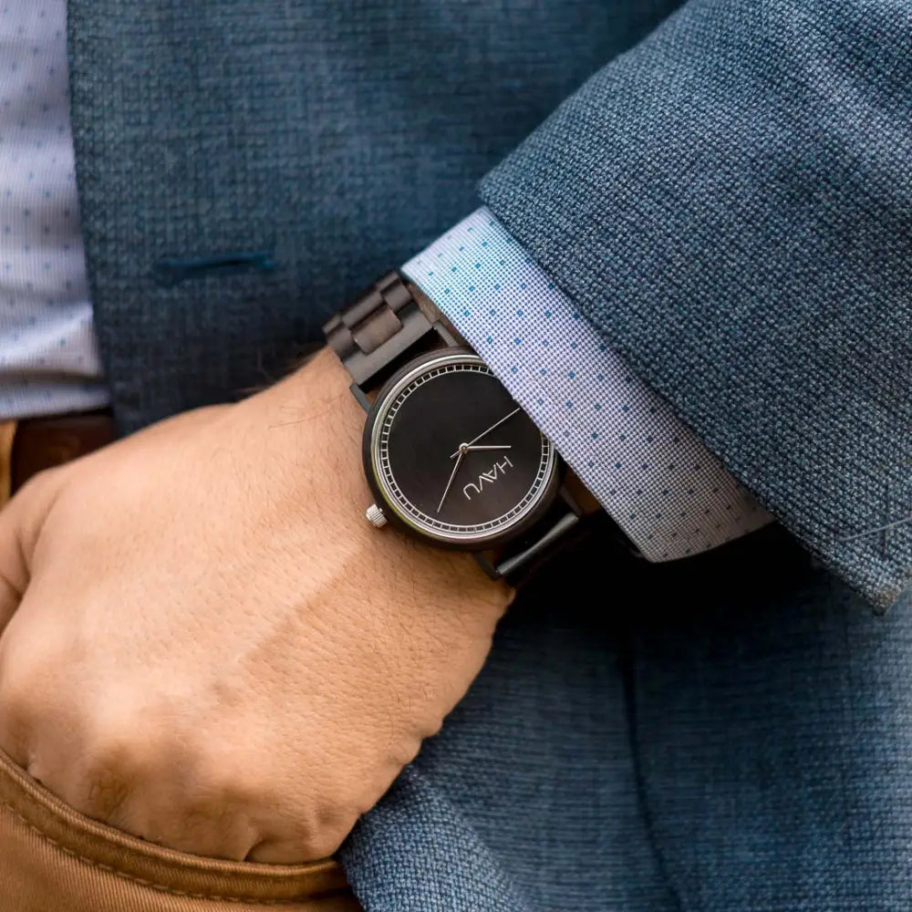 Havu Watches Virta 42mm on tyylikäs musta puinen rannekello minimalistisella hav-kaiverruksella
