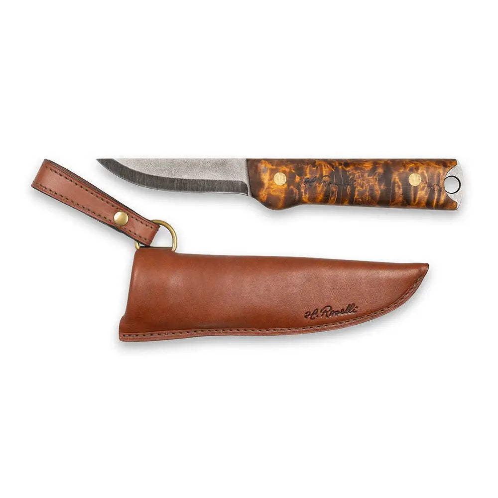Heimo 4” bushcraft-versio täyspitkä ruskea nahkainen tuppe, jossa messinkinen niitti ja lenkki veitsen pitämiseen