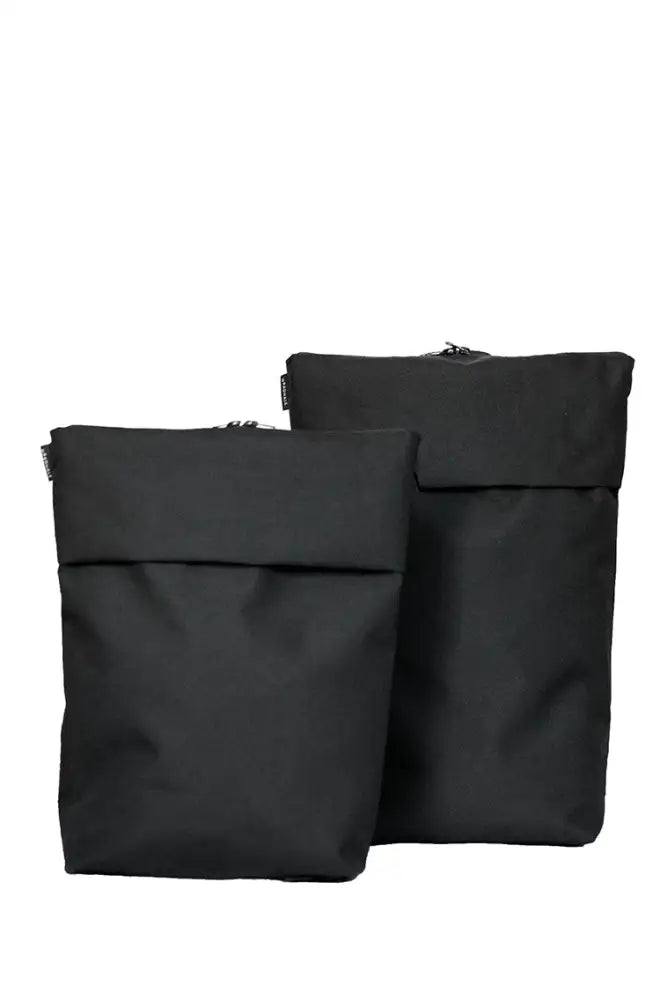 Musta kangasinen läppärilaukku hölär säänkestävä reppu minimalistisella designilla ja vetoketjusuljinnalla