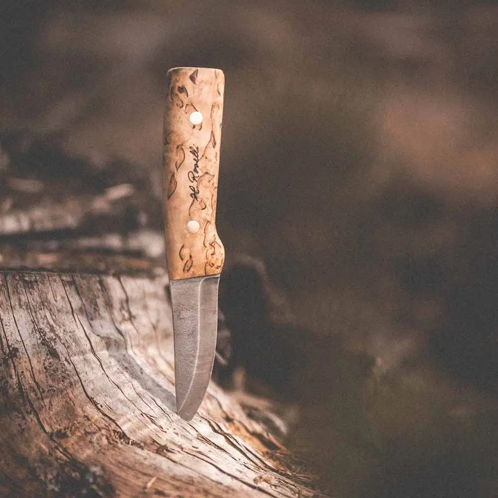 Hand-forged täystangolla varustettu metsästyskaapu, jossa luonnollisen puukuvioidun korkkikahvan valkoinen niitti ja ruostumaton terä terä