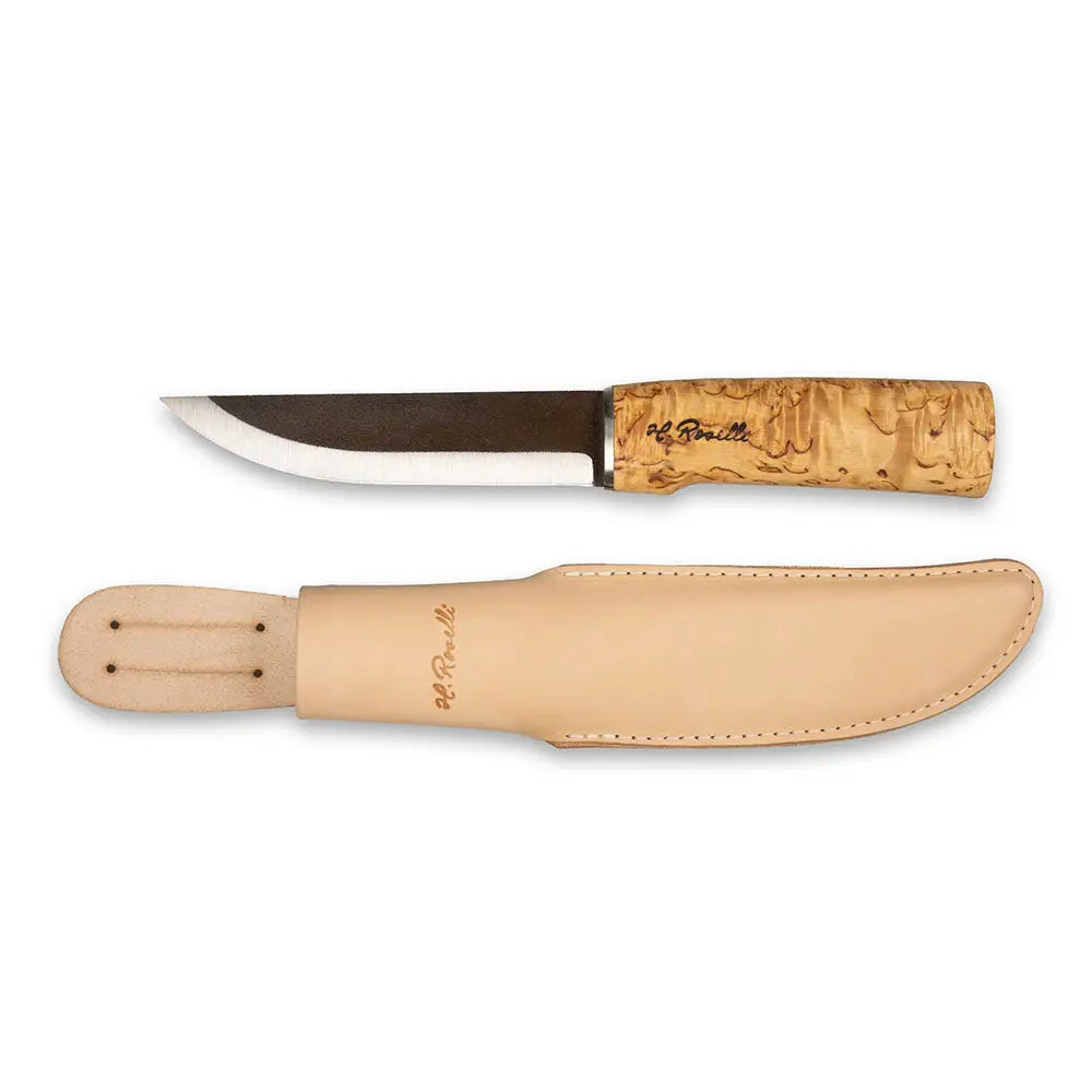 Hunting knife pitkä jossa kaareva terä, vaaleanruskea koivukuoren kahva ja vastaava ruskea nahkainen tuppe