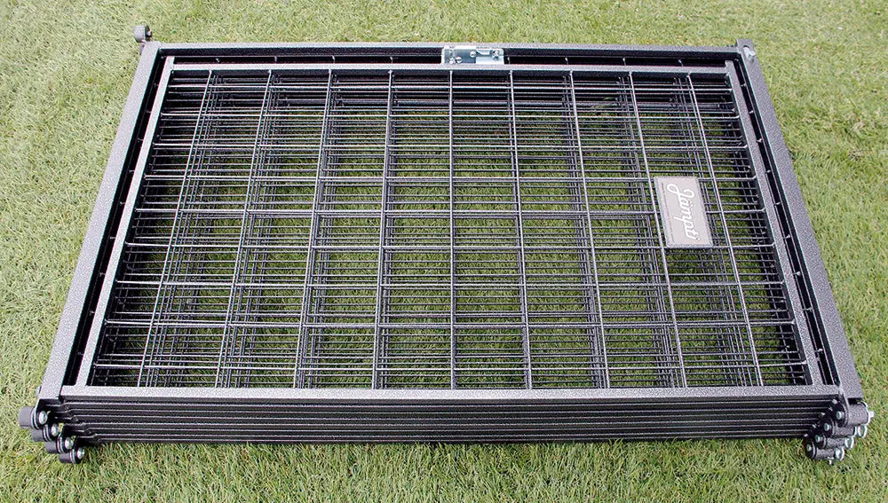 Mustaa metallista taitettavaa lemmikkiaitaa pyörillä ja garden-merkillä, malli jämpti retkitarha 138 x 138 cm