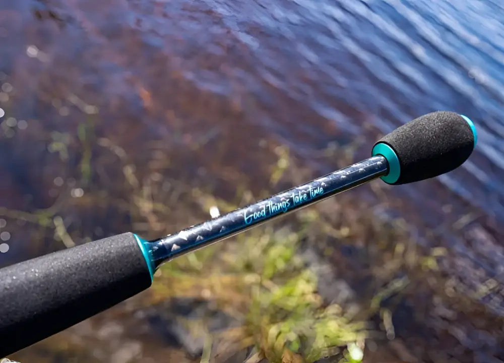 Teal- ja musta kalastajan kanava tirri micro vapa 183 cm, teksturoitu kahva ja good things take time -teksti