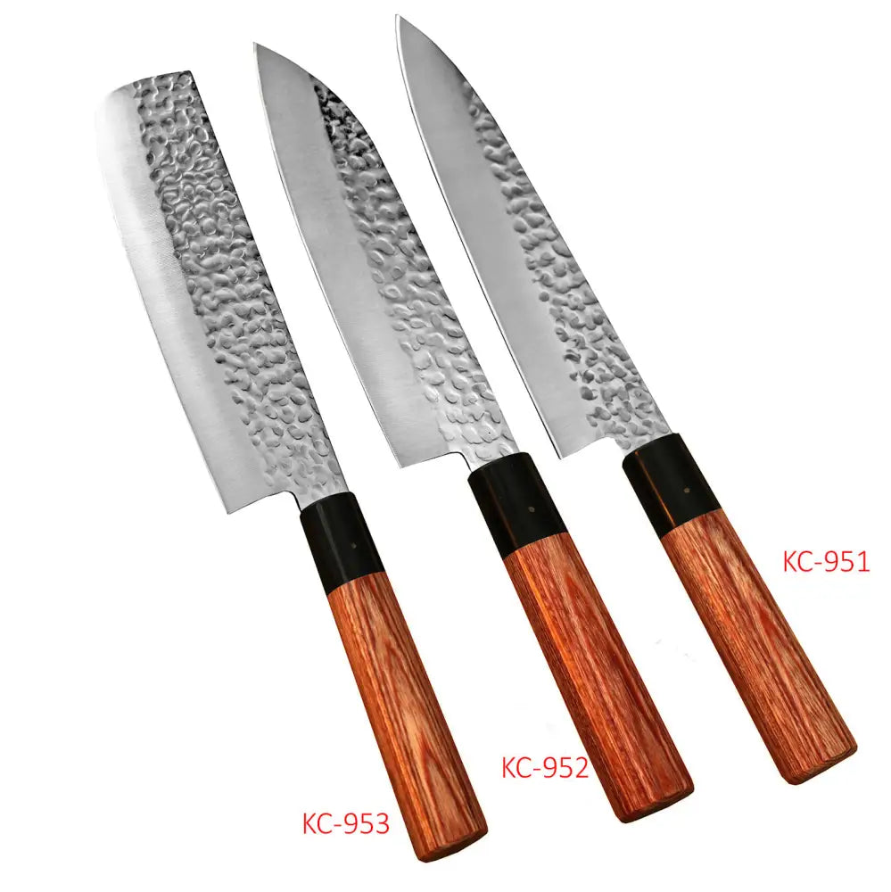 Setti kolmea kanetsune seki kc-950 sarjan japanilaistyylistä nakiri-keittiöveistä puukahvoilla ja vasarapintaisilla terillä