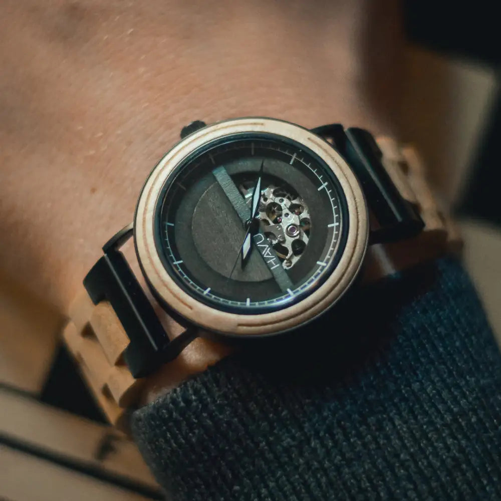 Korpi 40mm puinen kello mustalla kellotaululla ja mekaanisilla rattailla vaaleasta puusta valmistetulla rannekkeella ja mustilla muovilenkeillä