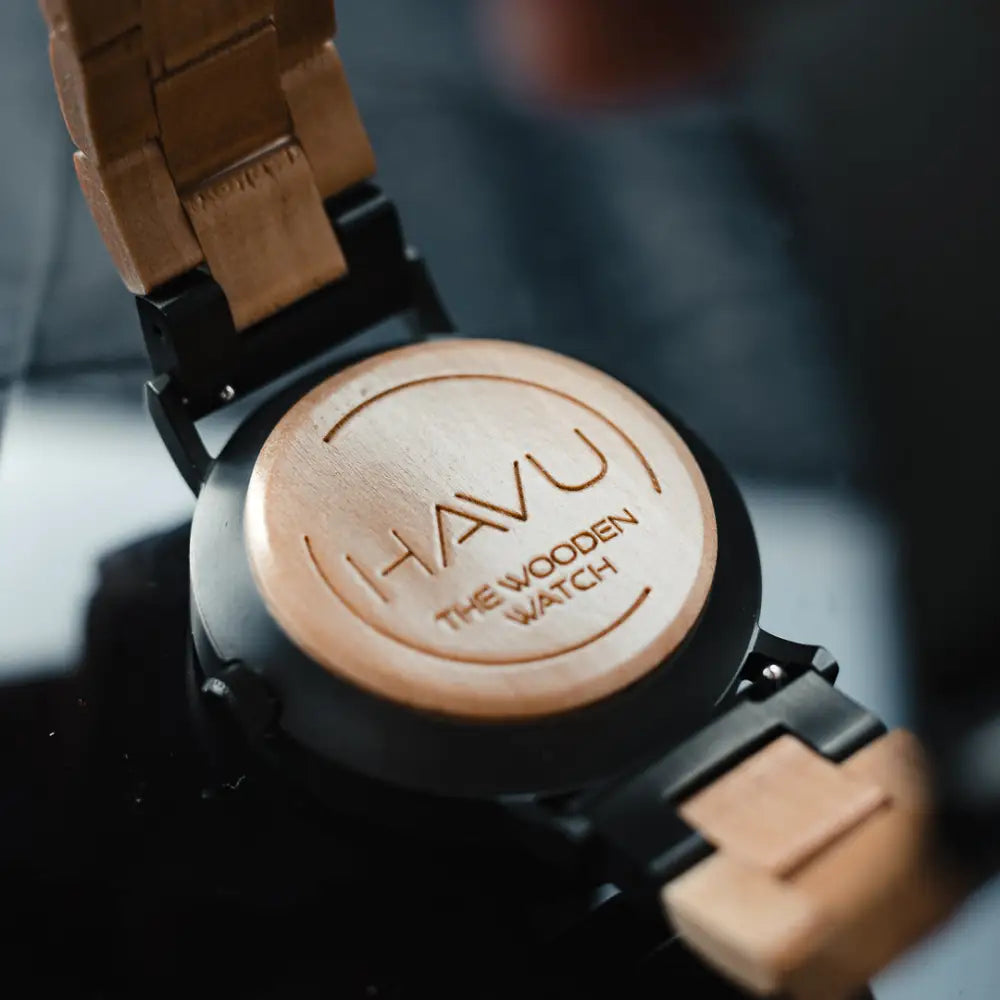 A korpi 40mm puinen rannekello jossa on vaalea ruskea puinen ranneke ja takakansi jossa on havu the wooden watch kaiverrus ja mustat metalliosat