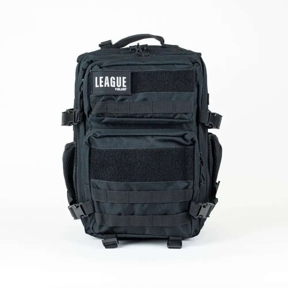 Musta league finland tactical treenireppu 25l, säädettävät hihnat ja merkkipatch edessä
