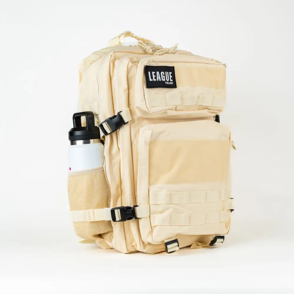 Beige tactical urheilureppu 45 l jossa mustat webbing-hihnat ja league-brändipatch etupuolella
