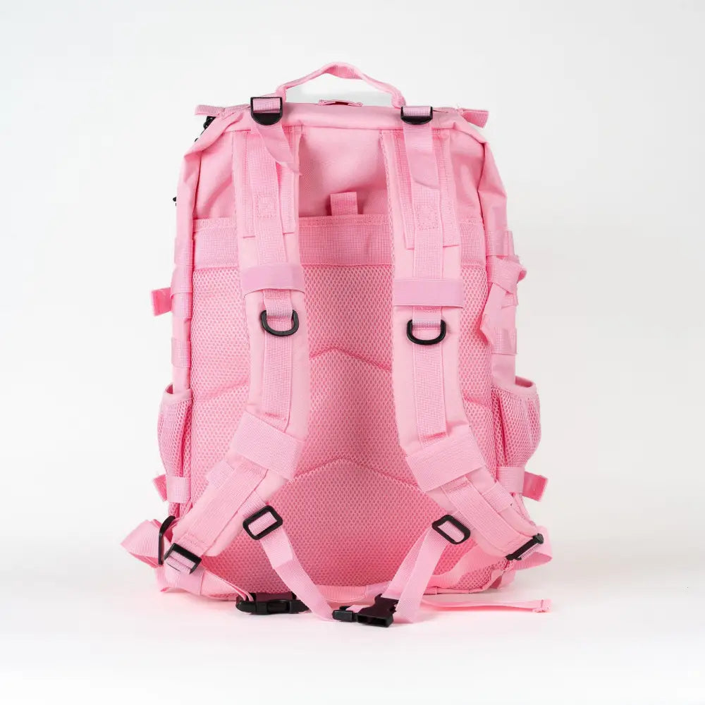Pinkki leaguen patch 45l urheilureppu mustilla webbing hihnoilla ja soljilla takapuolelta kuvattuna