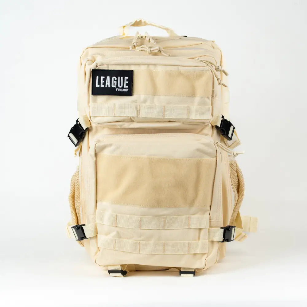 Beige league patch urheilureppu 45l säädettävillä olkahihnoilla ja mustalla league finland -logolla