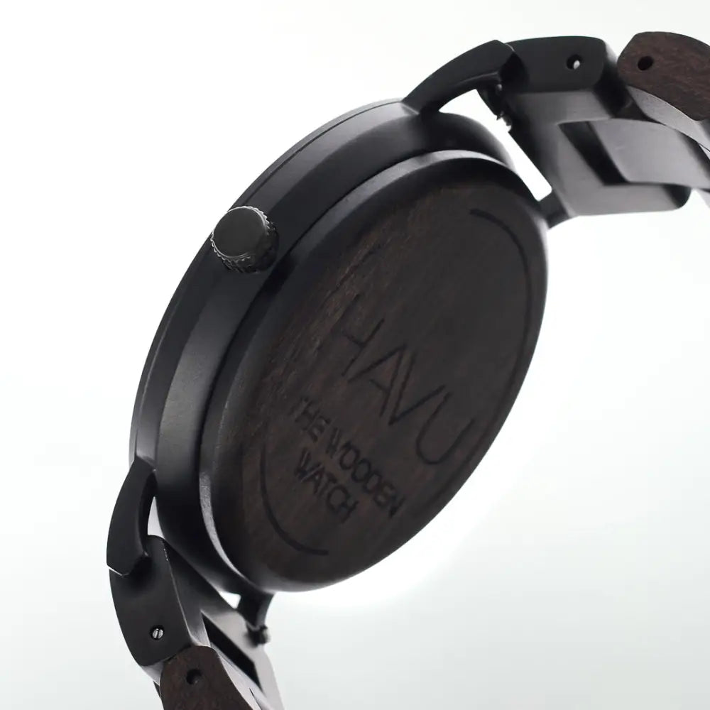 Takakuvassa loimu 40mm musta puukello jossa on tyylikäs minimalistinen muotoilu ja havu-kaiverrus