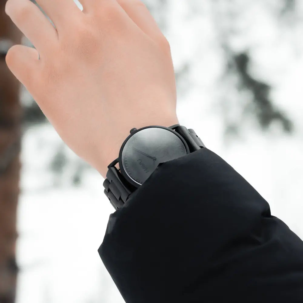 Loimu 40mm musta minimalistinen kello mattapintaisella rungolla ja tyylikkäillä metallilinkeillä