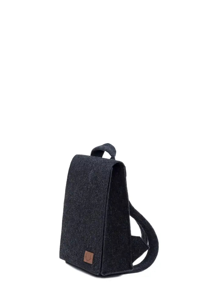 Lund mini reppu musta black felt backpack with small brown leather patch on the front