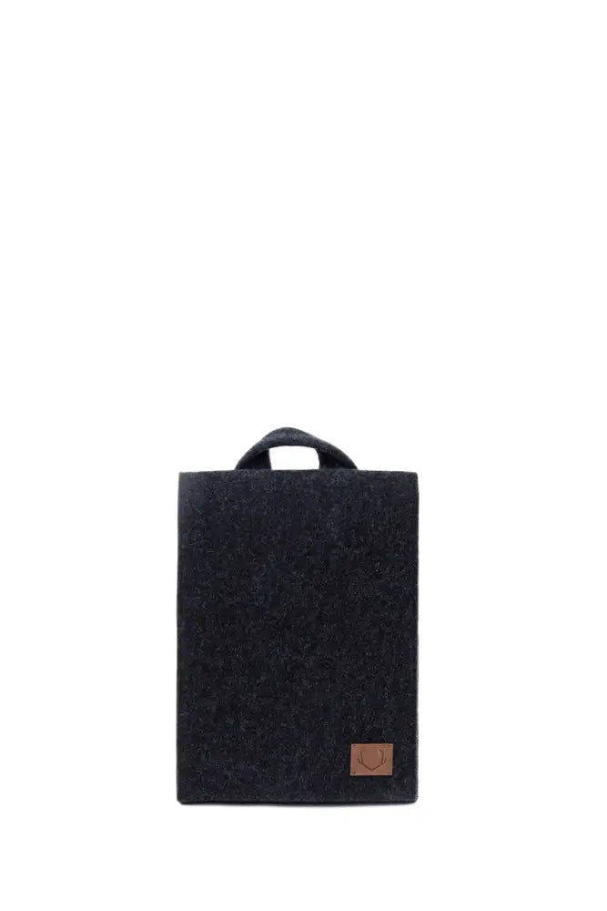 Musta feltinen lund mini reppu tabletin suojakuorella, yläkahvalla ja pienellä ruskealla nahkapalalla alaosassa