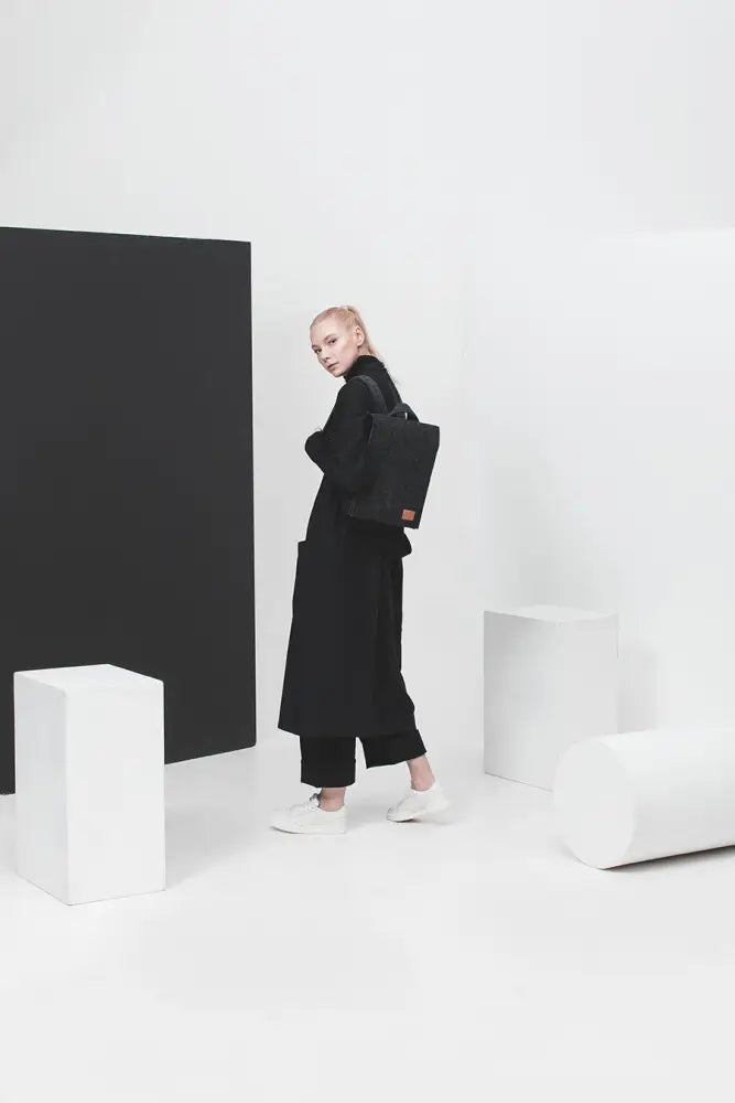 Lund mini reppu musta minimalistinen musta reppu punaisella nahkapalalla edessä