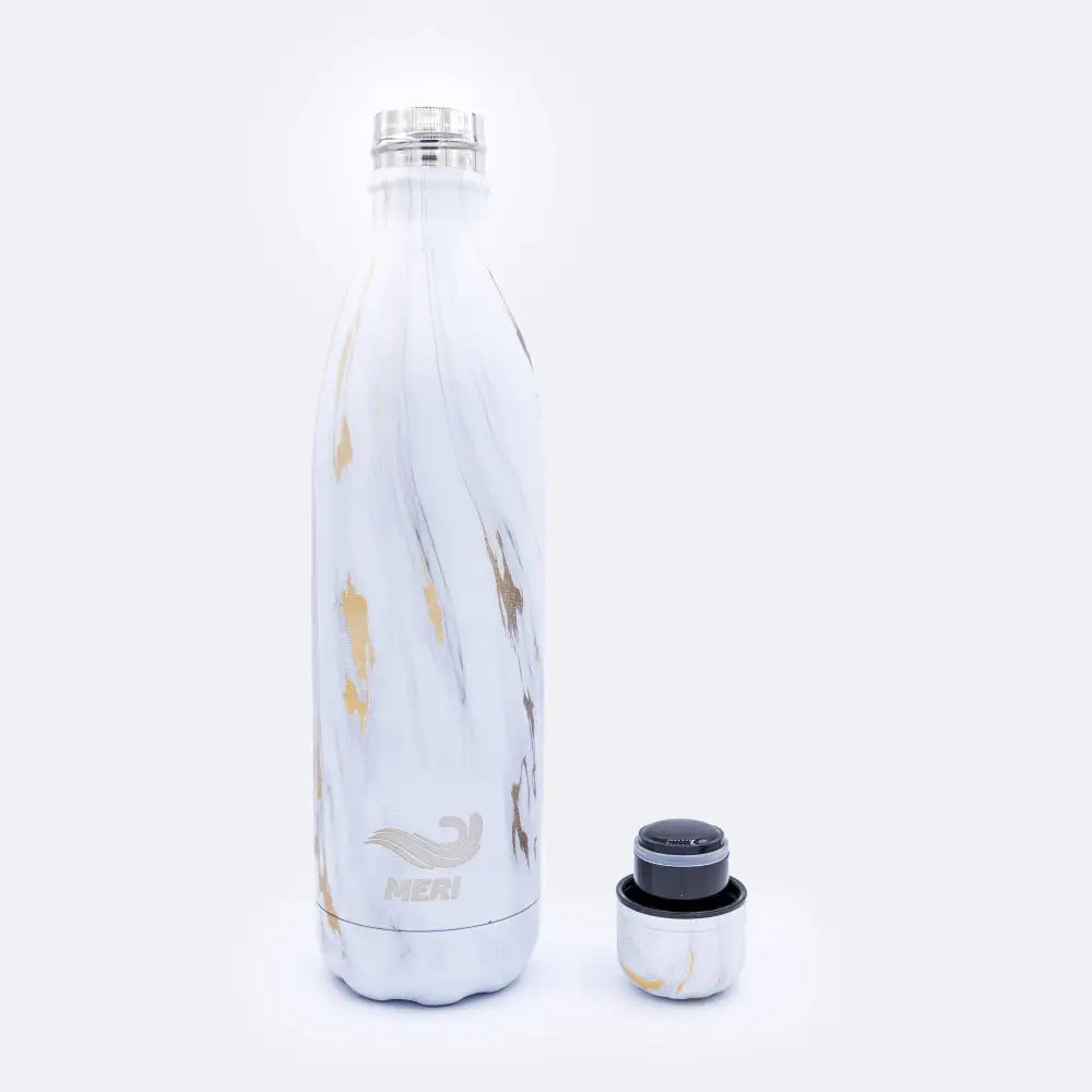 Meribottles arctic gold 750 ml valkoinen ja kulta marmoroitu ruostumattomasta teräksestä valmistettu juomapullo hopeisella logolla ja kannella