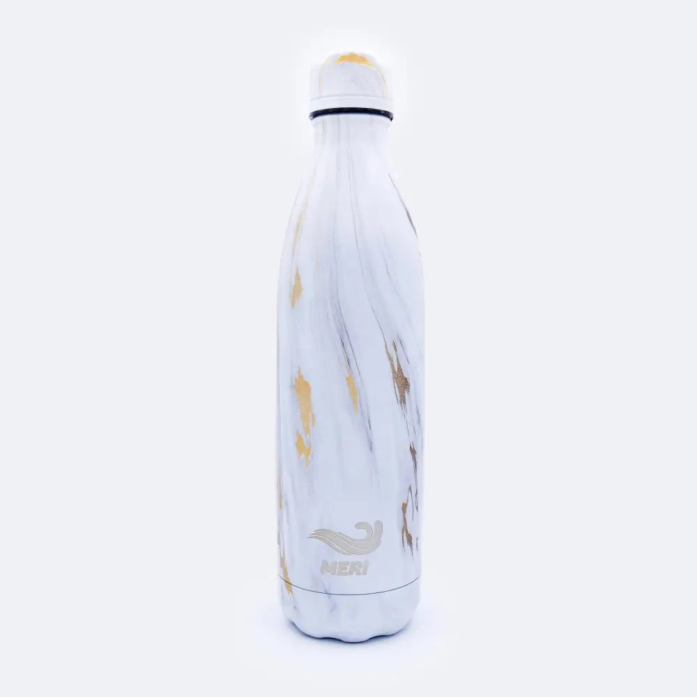 Meribottles arctic gold 750 ml on tyylikäs valko-kultainen marmorikuvioitu ruostumattomasta teräksestä valmistettu juomapullo hopeisella logolla