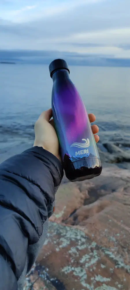 A urheilullinen meribottles aurora borealis 500 ml eristetty juomapullo liukuvärissä violetti sininen mustalla kannella