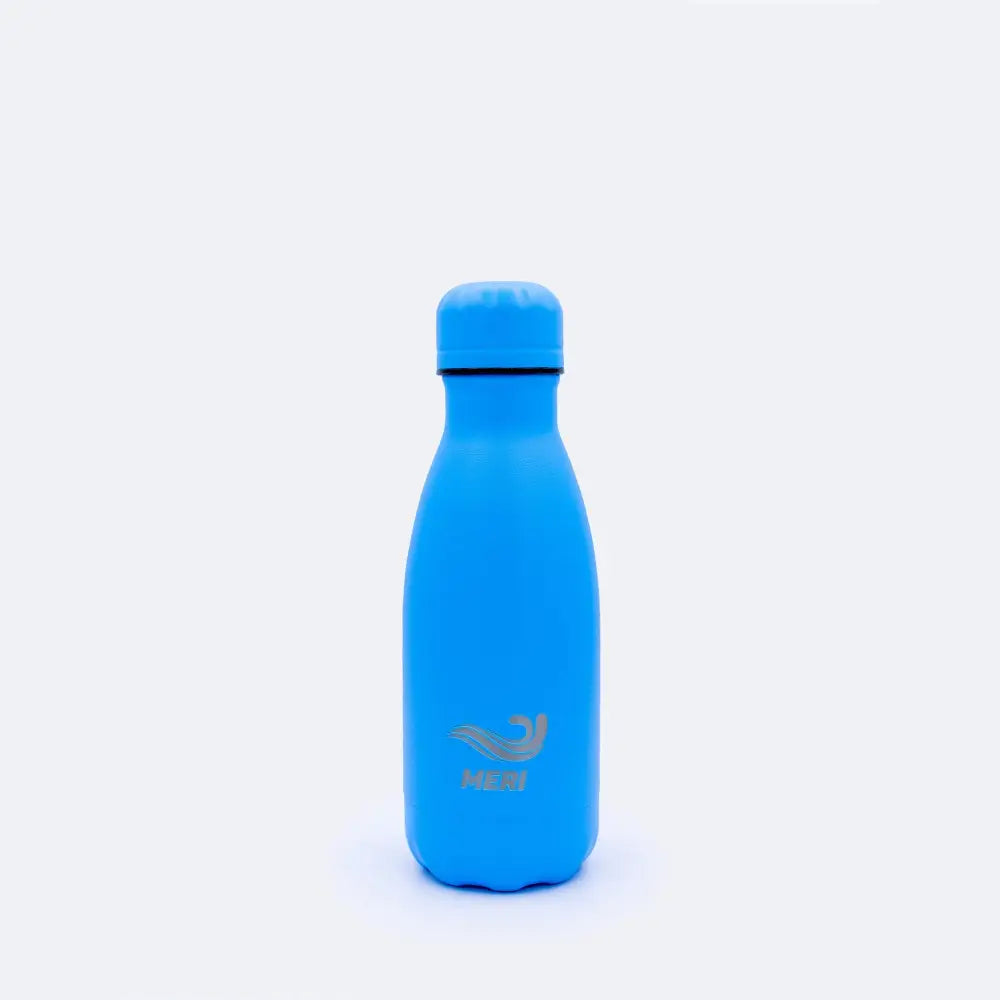 Meribottles baby blue 260 ml kirkkaan sininen metallinen juomapullo hopealla aaltologolla ja kannella
