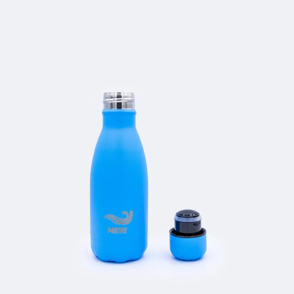 Kirkkaita sininen meribottles baby blue 260 ml eristetty juomapullo hopeisella logolla ja metallisilla yksityiskohdilla