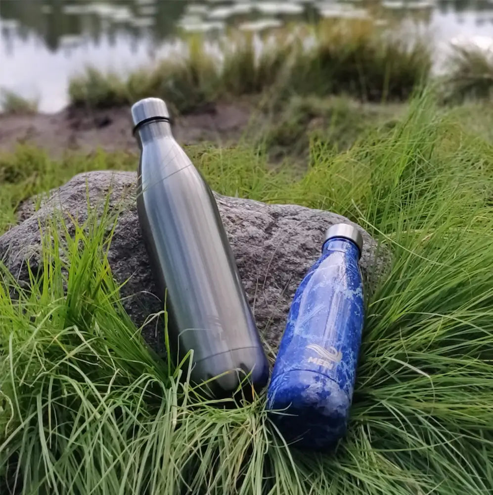 Kaksi meribottles baltic sea 500 ml ruostumatonta teräs juomapulloa, harjattu metalli ja sininen marmori