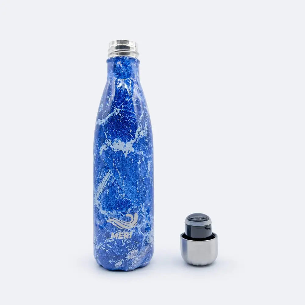 Sininen marmorikuosinen ruostumattomasta teräksestä valmistettu meribottles baltic sea 500 ml -juomapullo hopeakannella ja mustalla kumitiivisteellä
