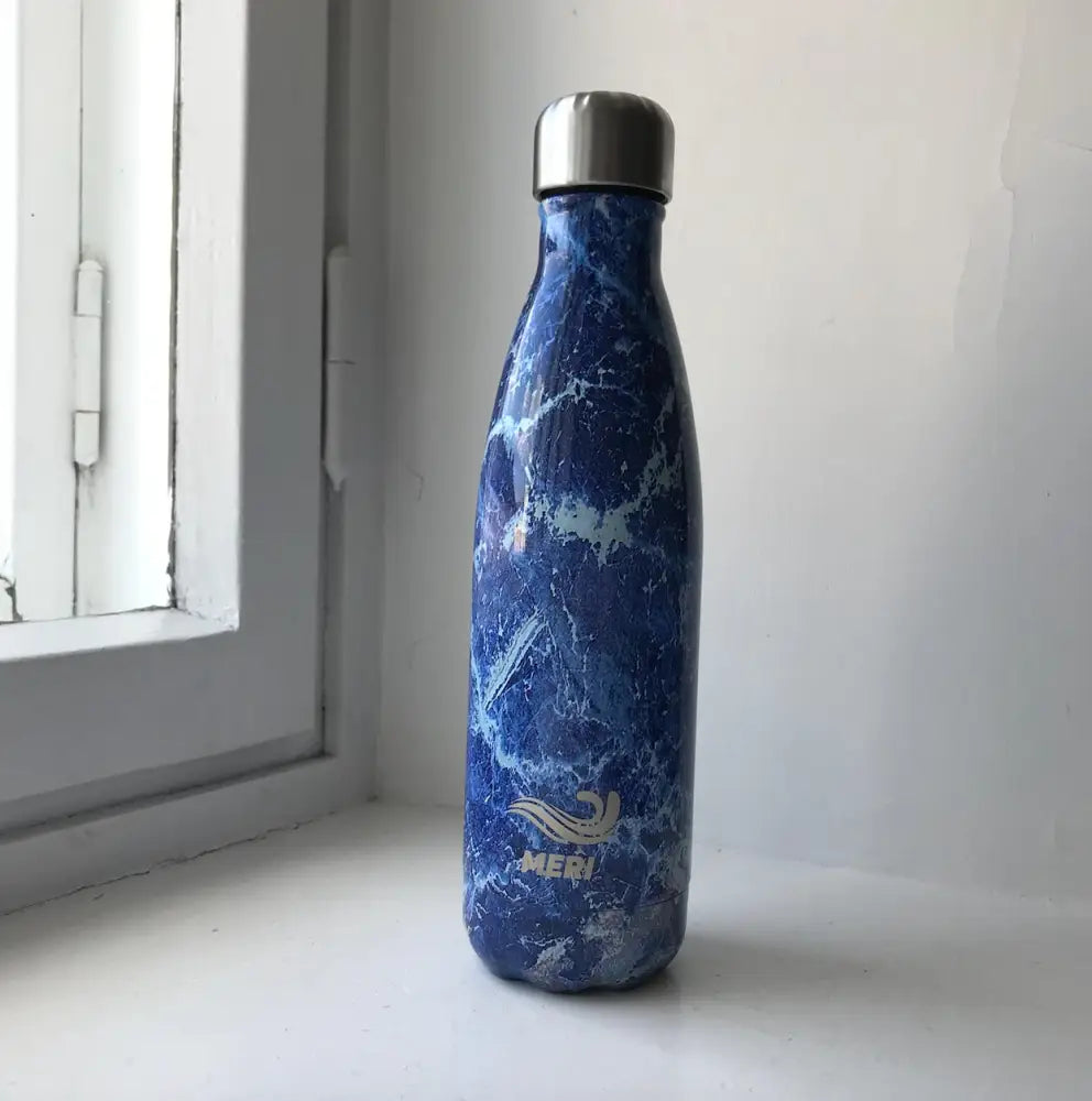 Sininen marmorikuvioitu 500 ml meribottles baltic sea ruostumattomasta teräksestä valmistettu vesipullo hopeakannella ja meri-logolla