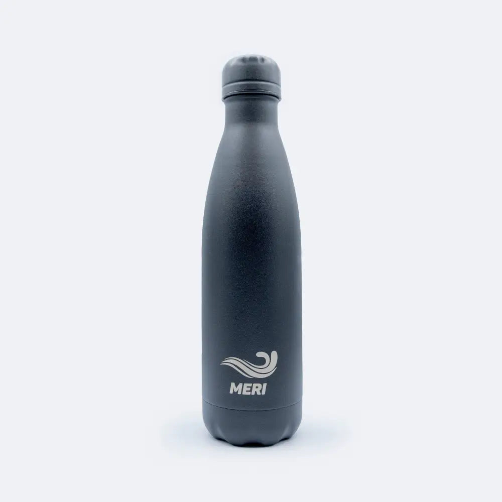 Musta mattapinnoitettu ruostumattomasta teräksestä valmistettu Meribottles black 500 ml juomapullo hopeisella meri-logolla ja ruuvikorkilla