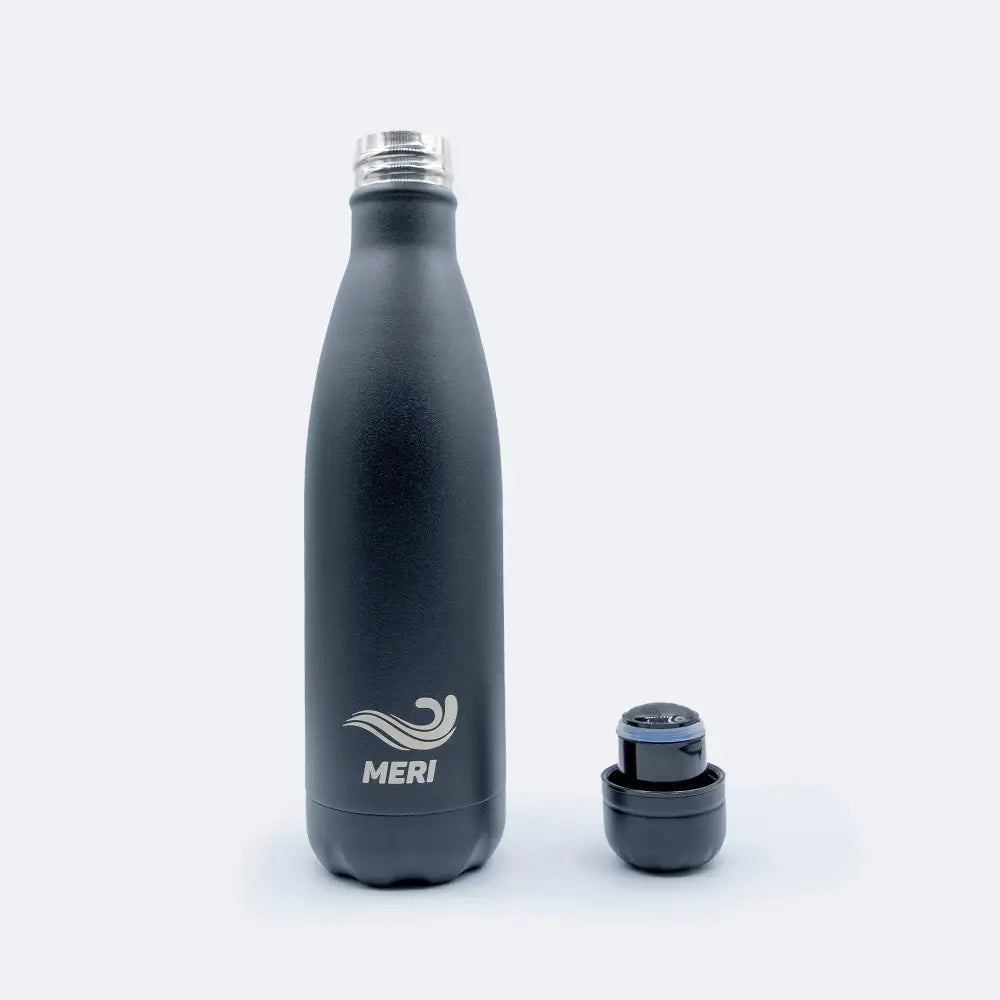 Meribottles black 500 ml musta mattapintainen ruostumattomasta teräksestä valmistettu vesipullo hopealla logolla ja kannella