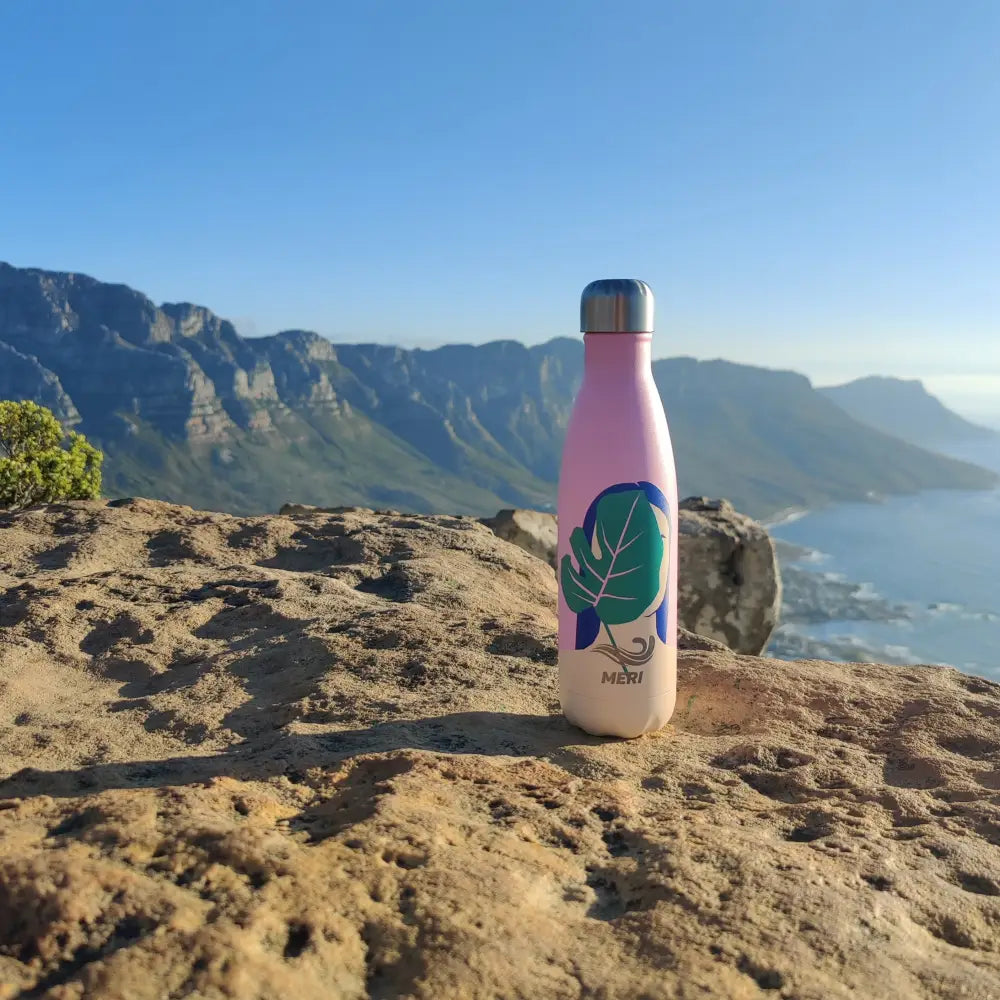 Pinkki meri stainless steel -juomapullo, jossa on teelinsiniraita, hopeakorkki ja kivinen alusta, meribottles eve 500 ml