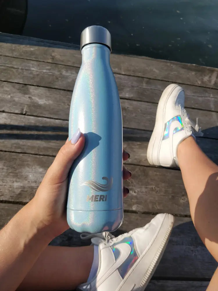 A elegantti vaaleansininen hohtava ruostumattomasta teräksestä valmistettu meri-pullot 500 ml hopeakorkilla