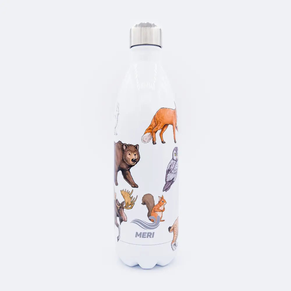Valkoinen eristetty juomapullo meribottles nordic animals 1000 ml hopeisella ruuvikannella ja värikkäillä metsäeläinkuvituksilla