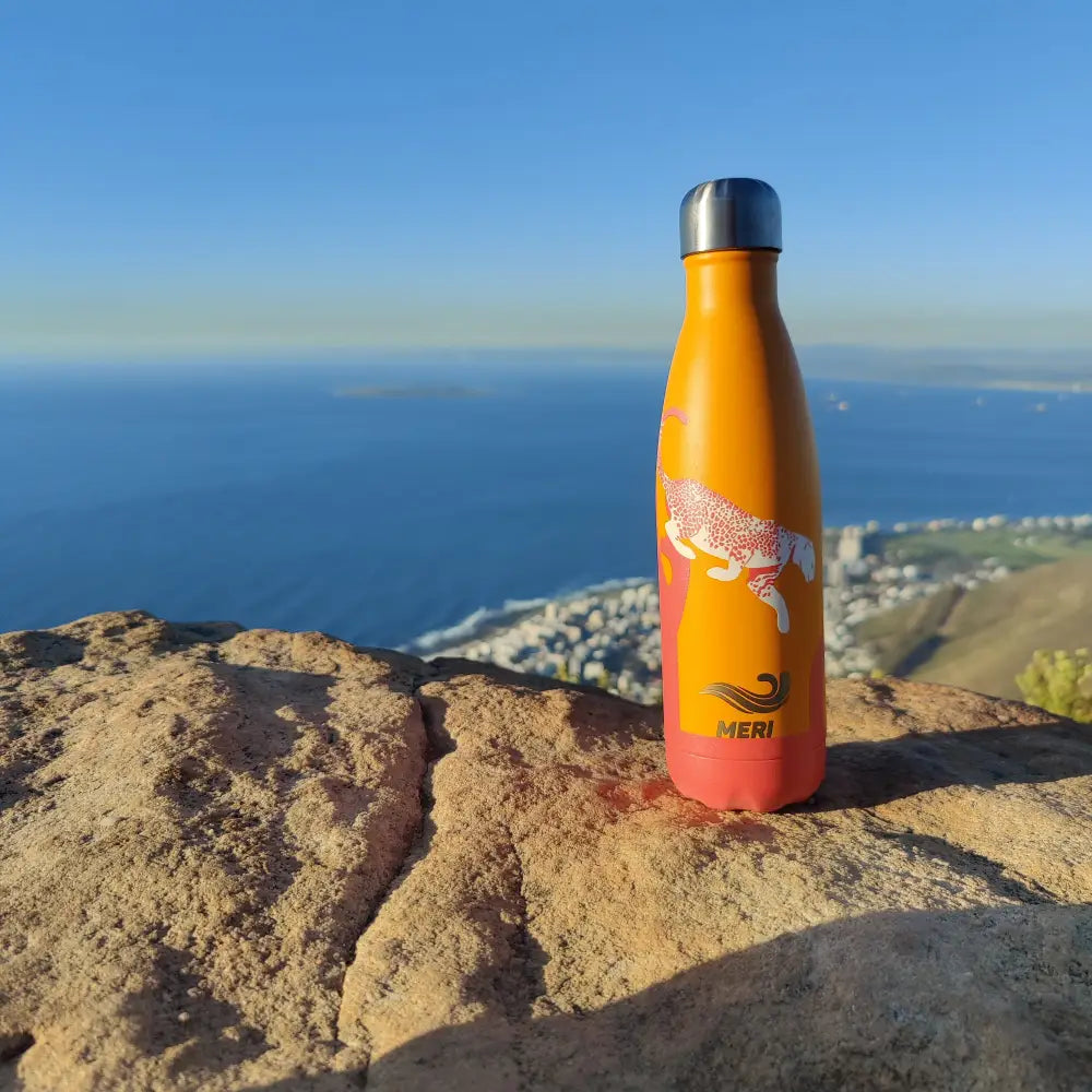 Oranssi-punainen liukuvärjätty eristetty Meribottles SAVANNA 500 ml juomapullo hopeakorkilla ja valkoisella leopardikuviolla