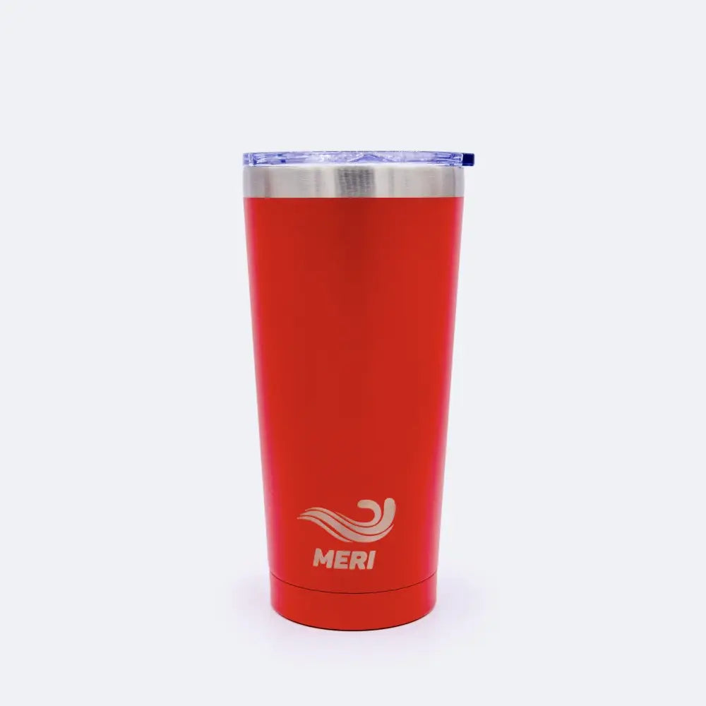 Punainen eristetty meribottles takeaway mug 500 ml -muki hopeisella reunuksella ja kirkkaalla kannella