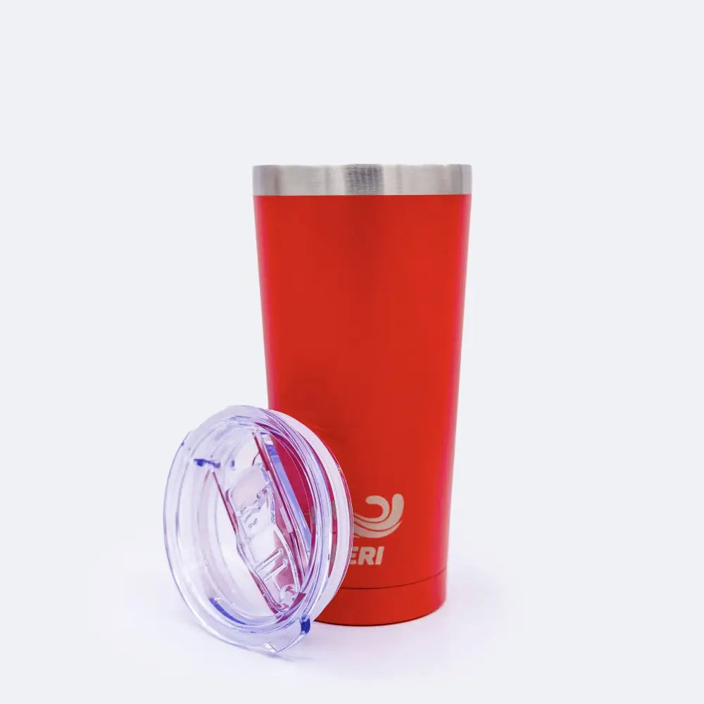 Meribottles takeaway mug red 500 ml punainen eristetty muki kirkkaalla muovikannella ja ruostumattomalla reunuksella