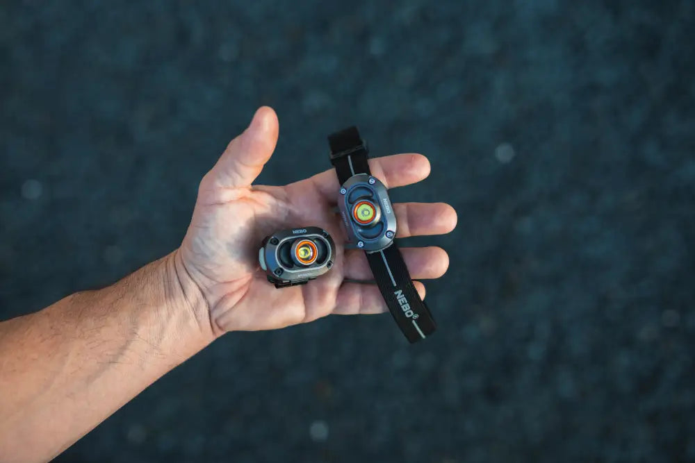 Black and silver nitecore mycro 250 ladattava otsa- ja lippavalaisin kierrelinsseillä ja säädettävällä hihnalla